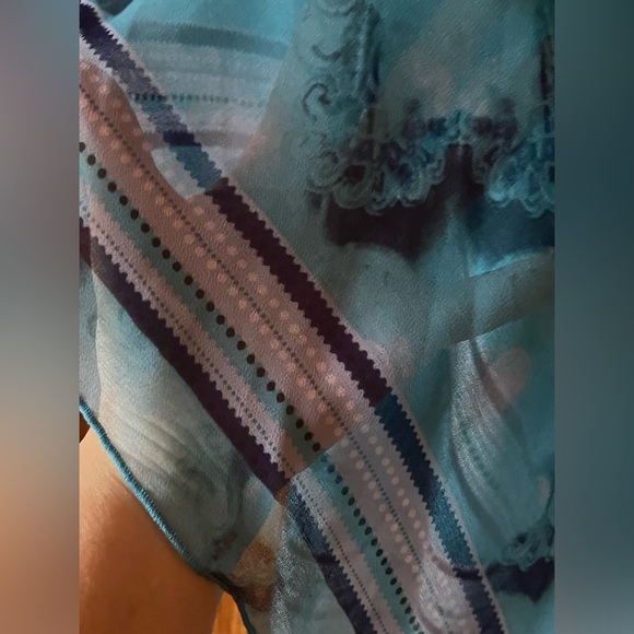 Sleeveless Top with Attached Sheer V Shape Covering - Picture 5 of 8